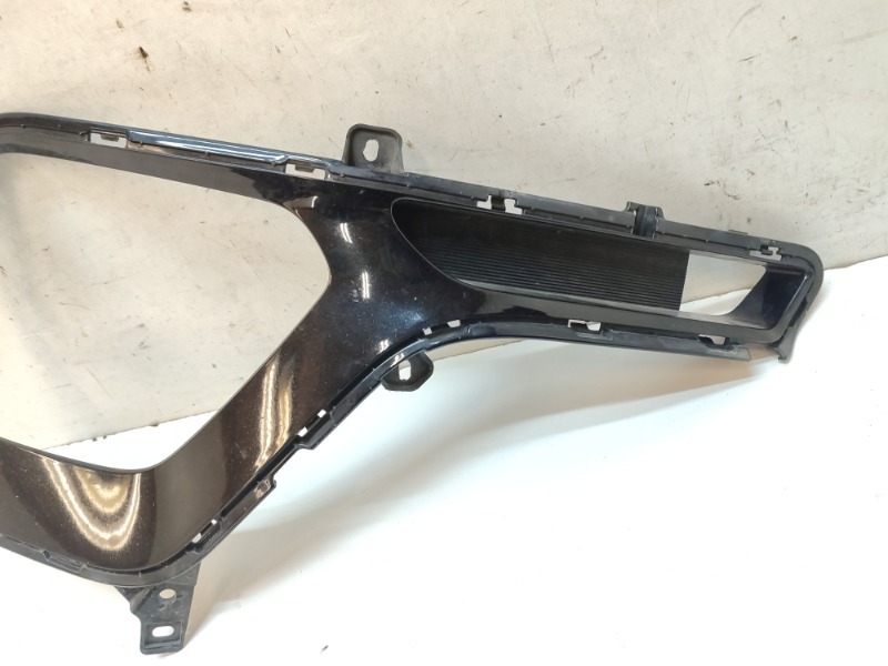 Рамка противотуманной фары правой