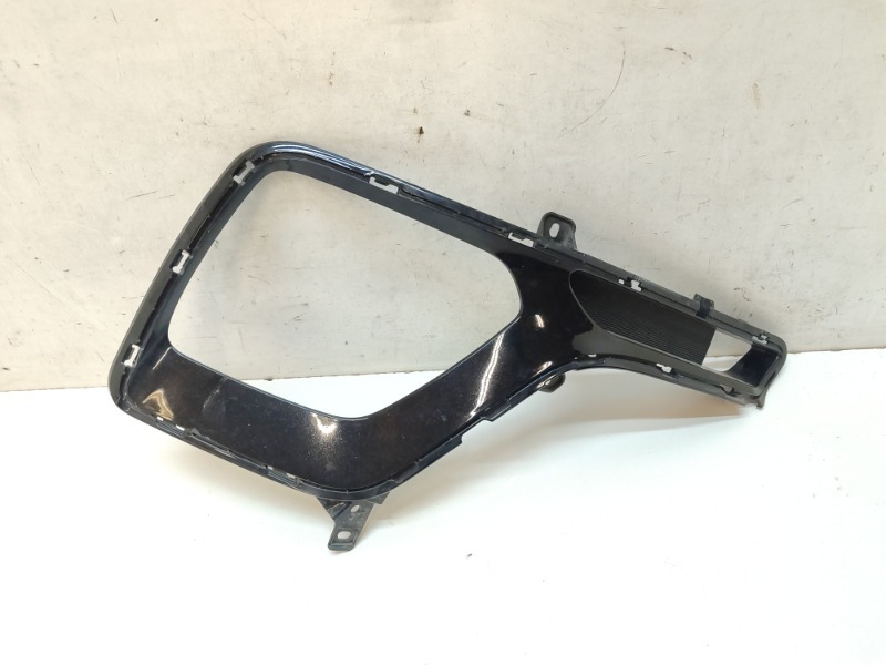 Рамка противотуманной фары правой