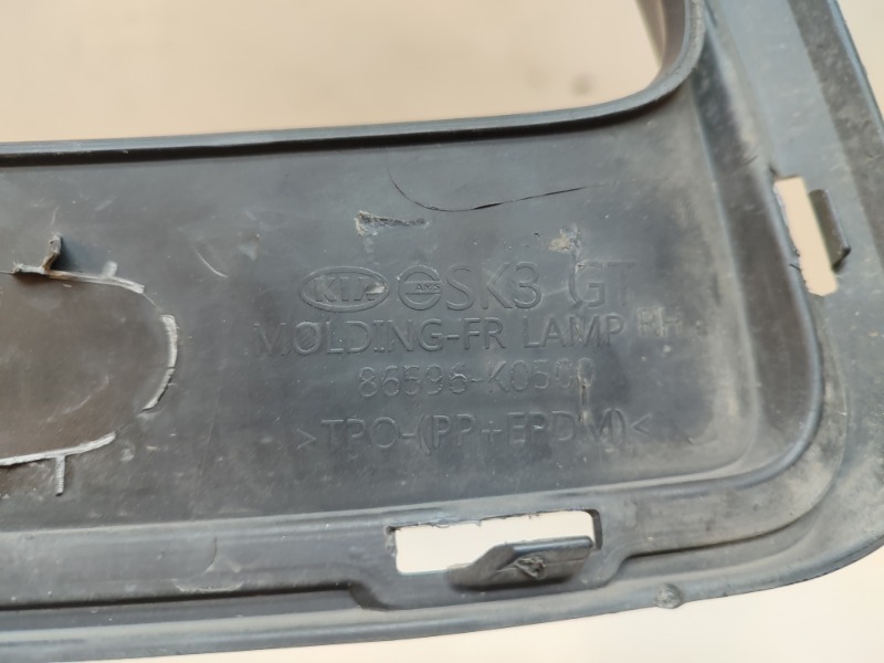 Рамка противотуманной фары правой