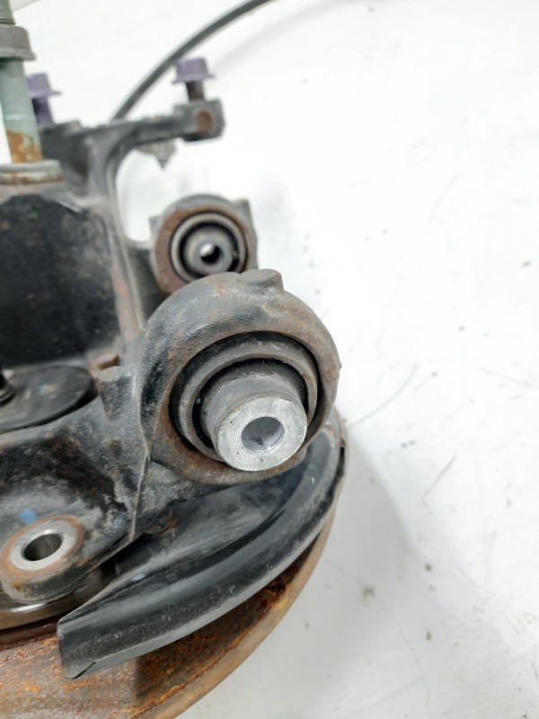 Кулак поворотный задний левый