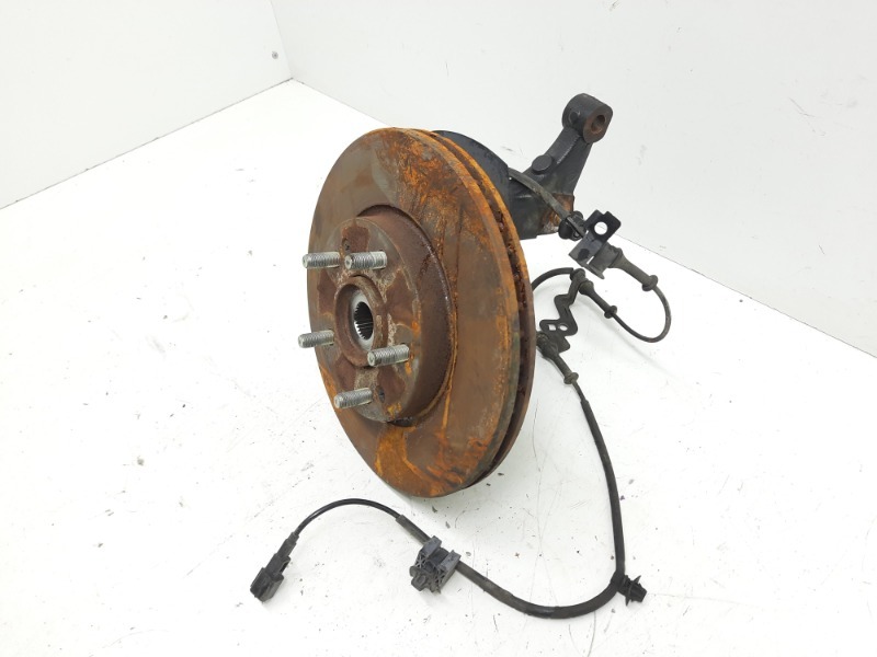 Кулак поворотный передний правый