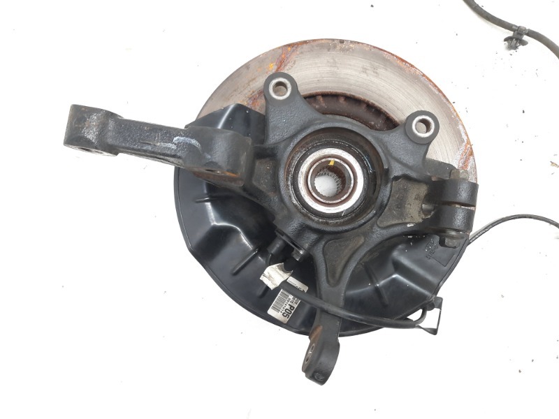 Кулак поворотный передний левый