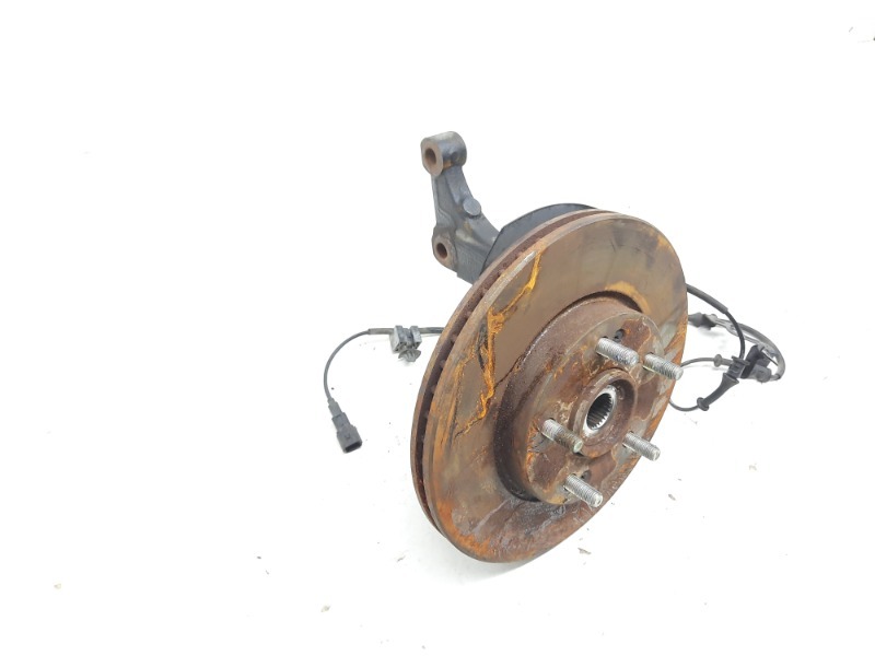 Кулак поворотный передний левый