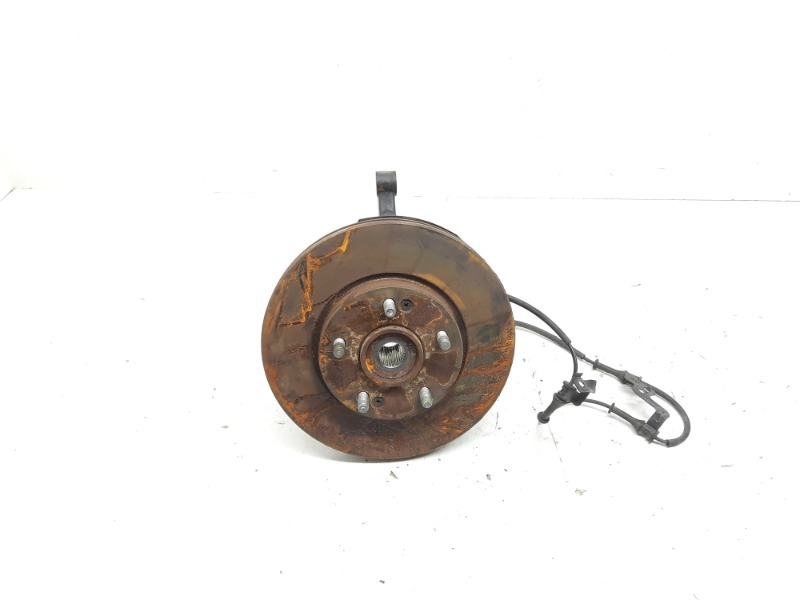 Кулак поворотный передний левый