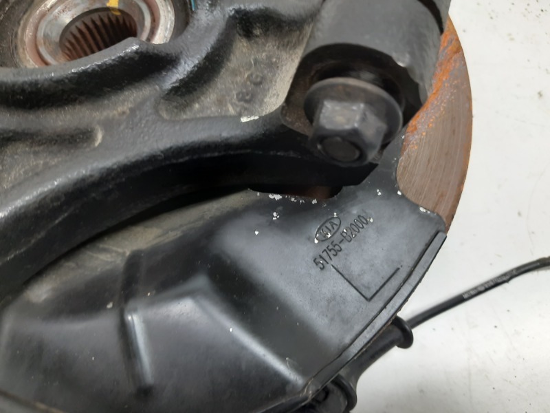 Кулак поворотный передний левый