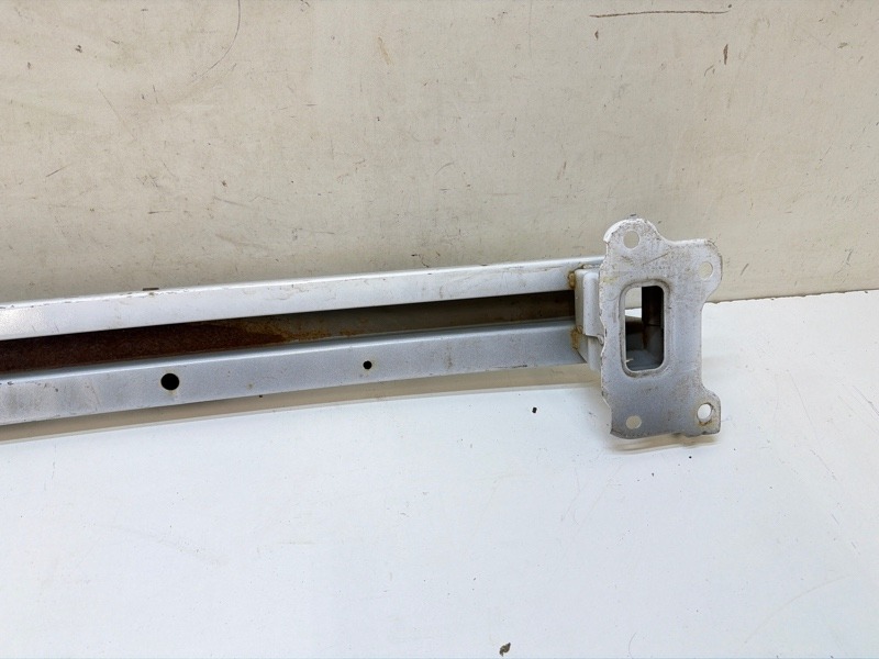 Усилитель переднего бампера