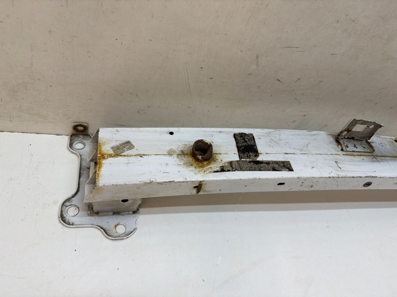 Усилитель переднего бампера