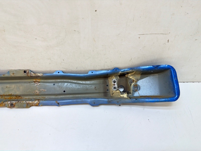 Усилитель переднего бампера