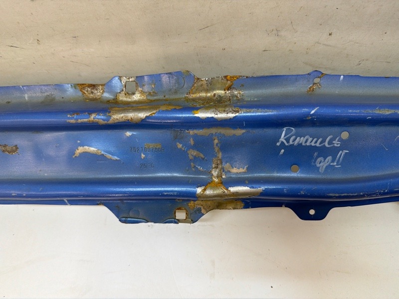 Усилитель переднего бампера