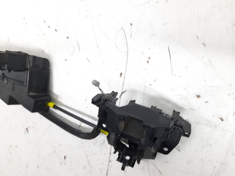 Замок двери передней левой