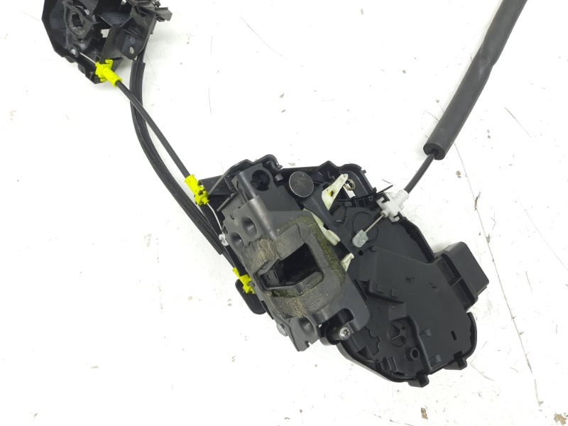 Замок двери передней левой