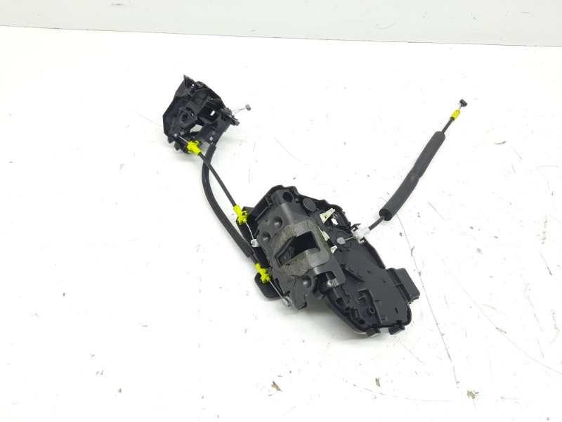 Замок двери передней левой