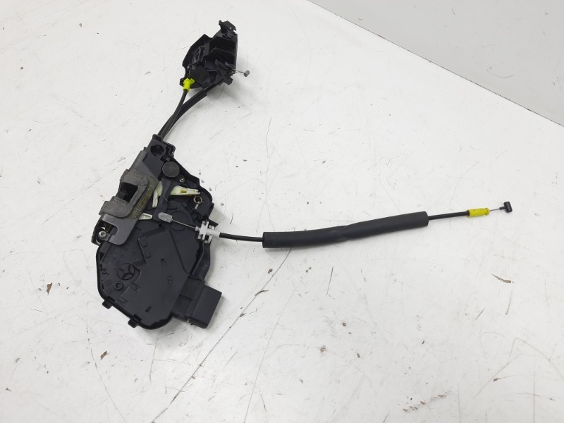 Замок двери передней левой