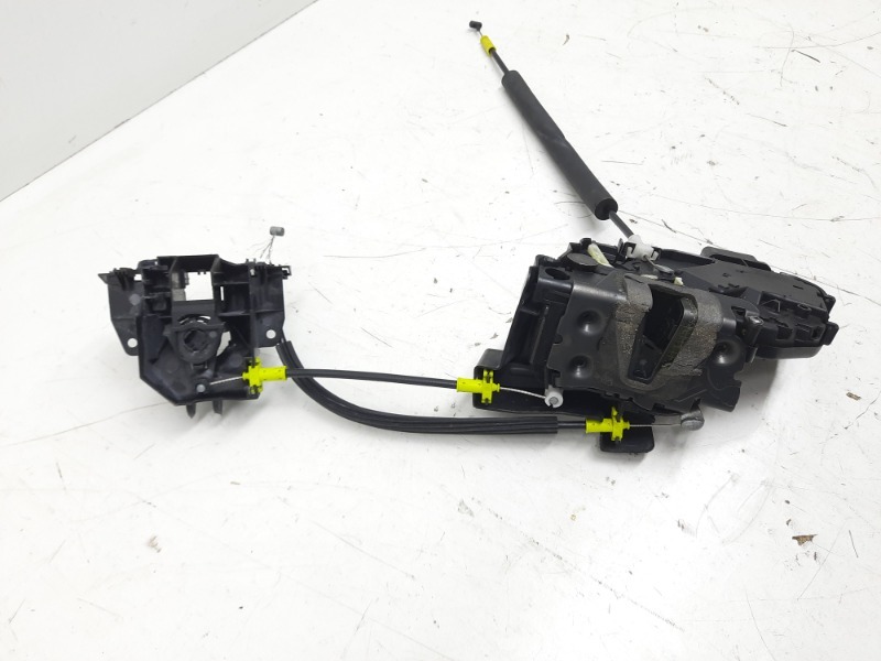 Замок двери передней левой