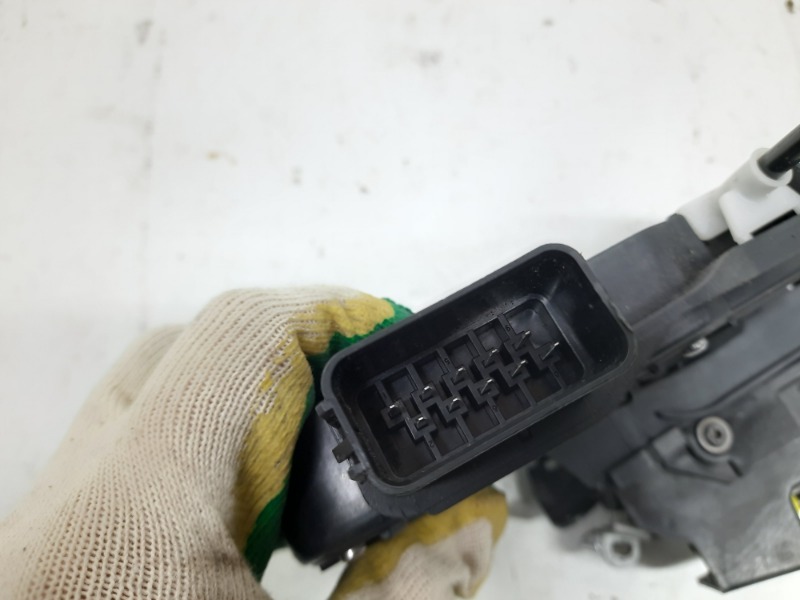 Замок двери передней левой