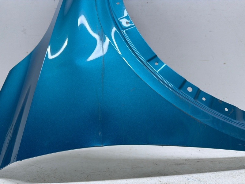 Крыло переднее правое