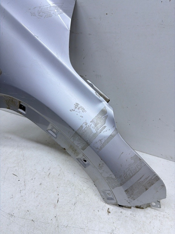 Крыло переднее правое