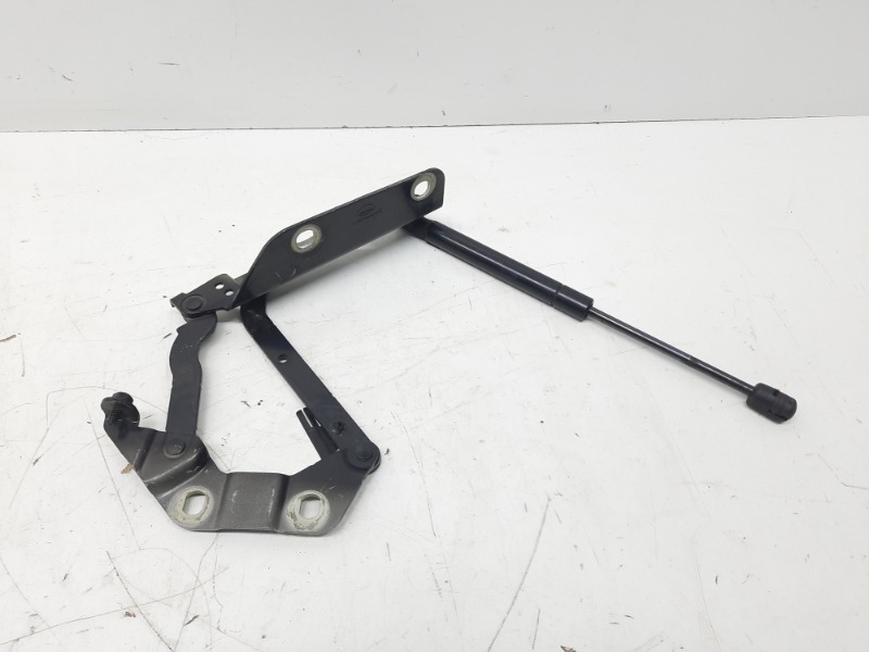 Петля капота правая