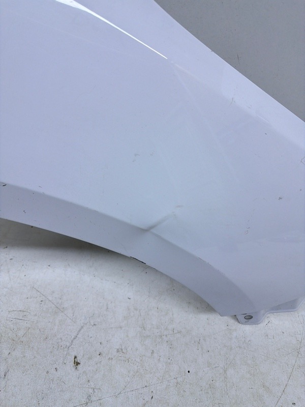 Крыло переднее правое