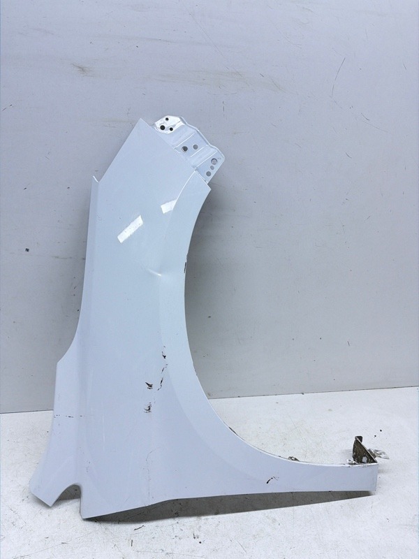 Крыло переднее правое