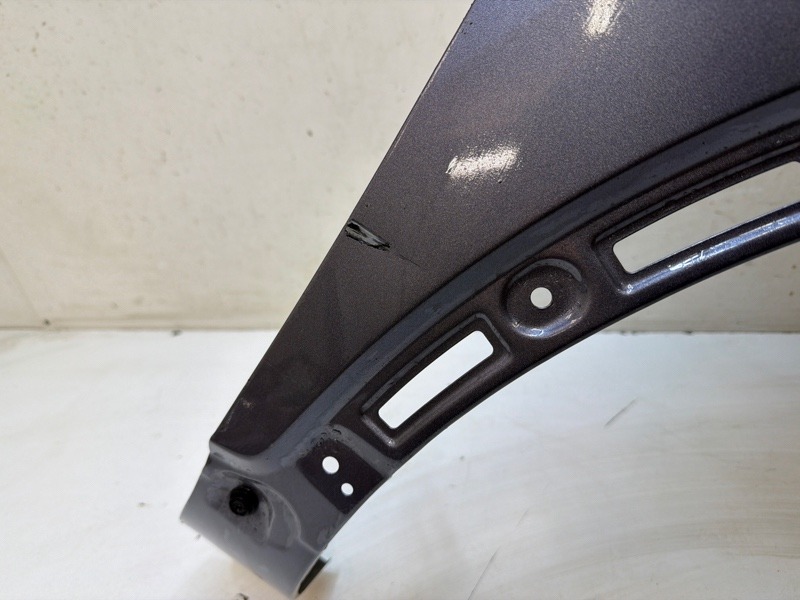 Крыло переднее правое