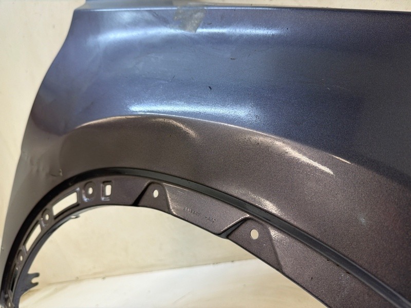 Крыло переднее правое