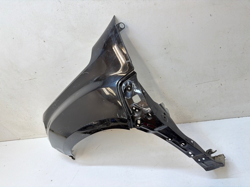 Крыло переднее левое