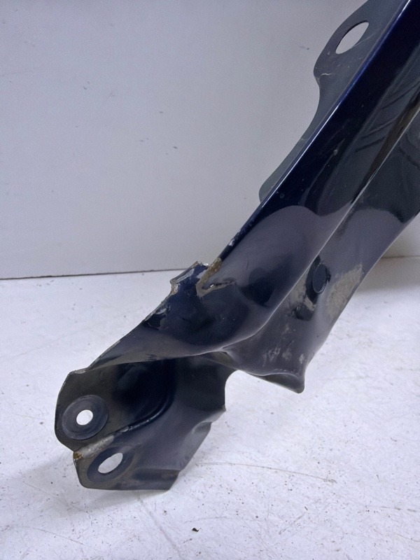 Крыло переднее правое