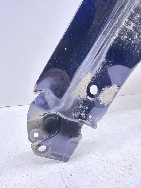 Крыло переднее правое