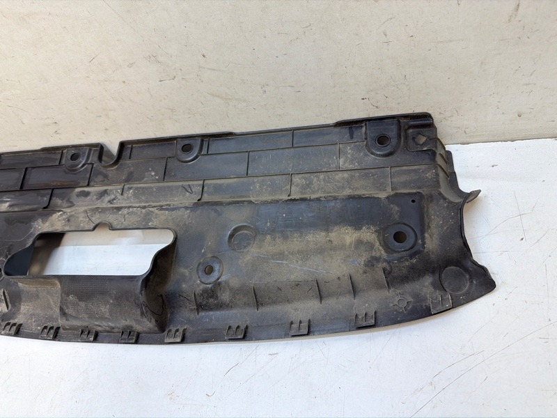 Кожух замка капота