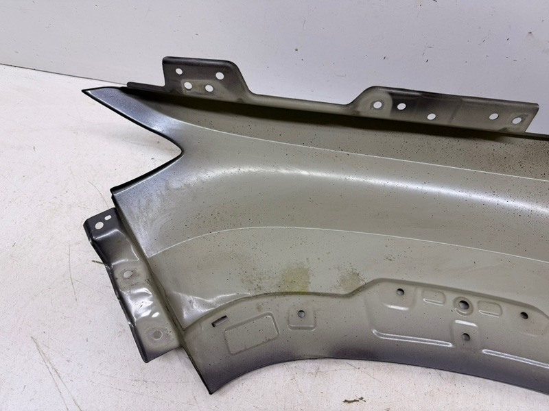 Крыло переднее правое