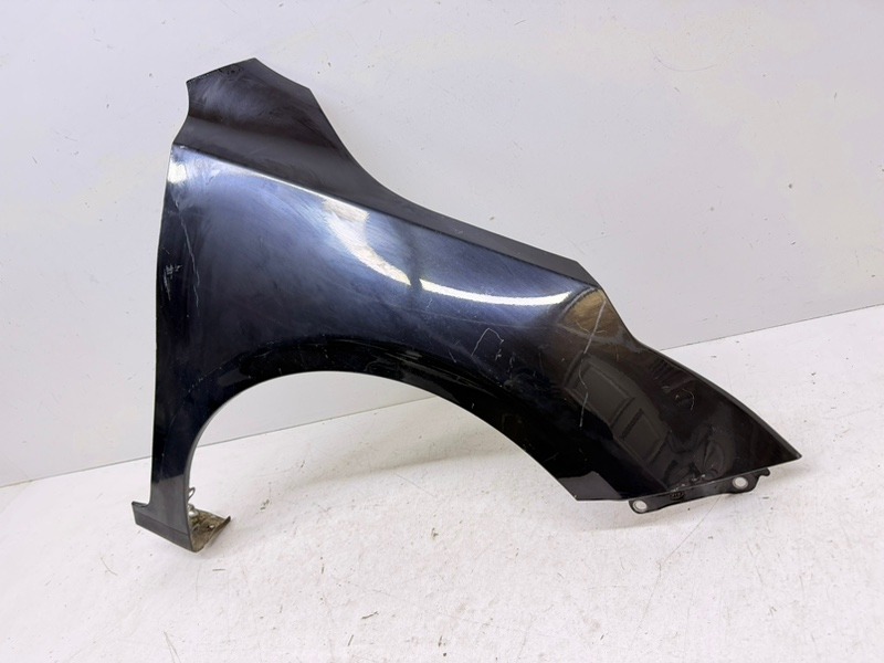 Крыло переднее правое