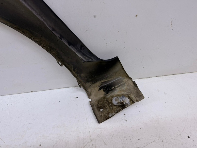 Крыло переднее правое