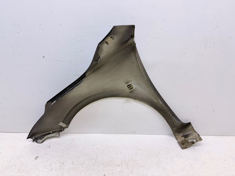 Крыло переднее правое