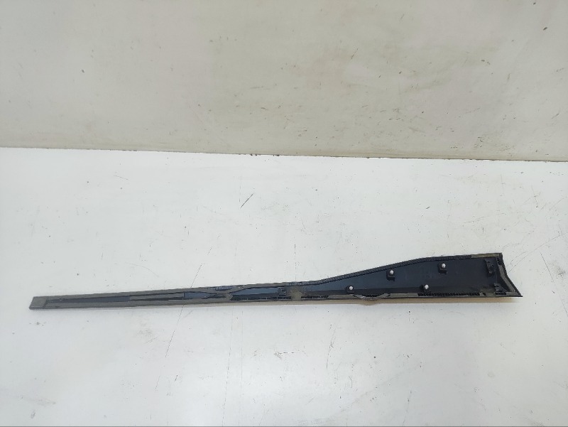 Накладка двери передней правой