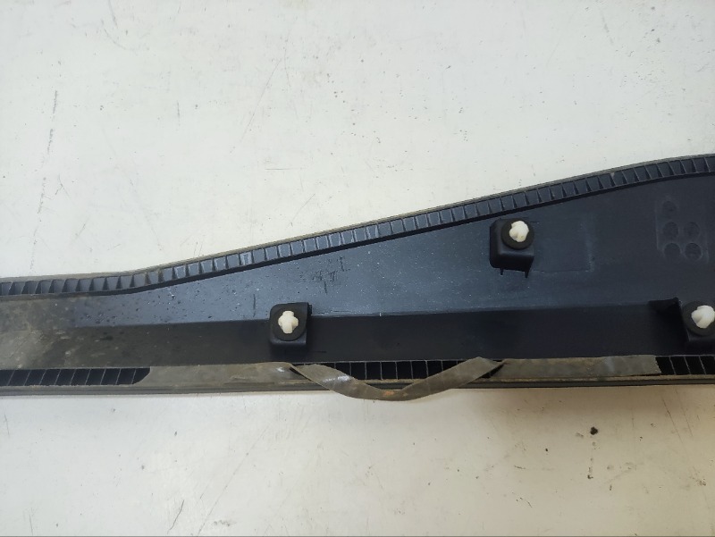 Накладка двери передней правой