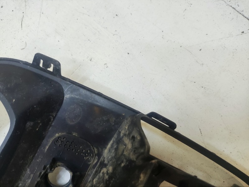 Рамка противотуманной фары правой