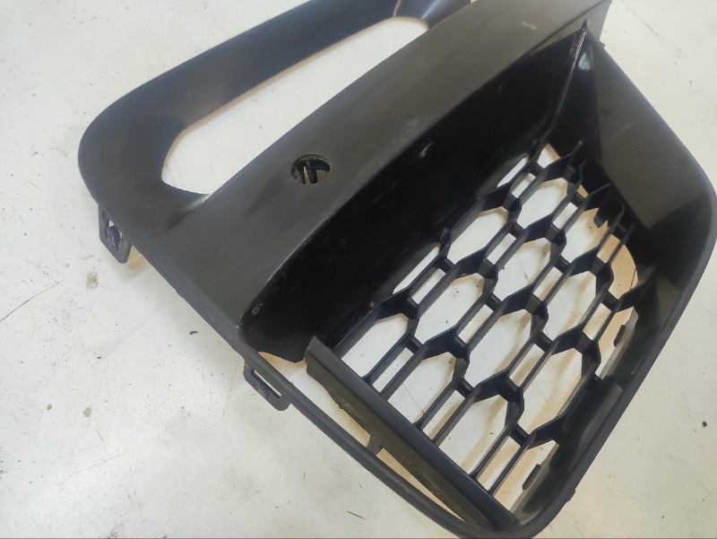 Рамка противотуманной фары правой