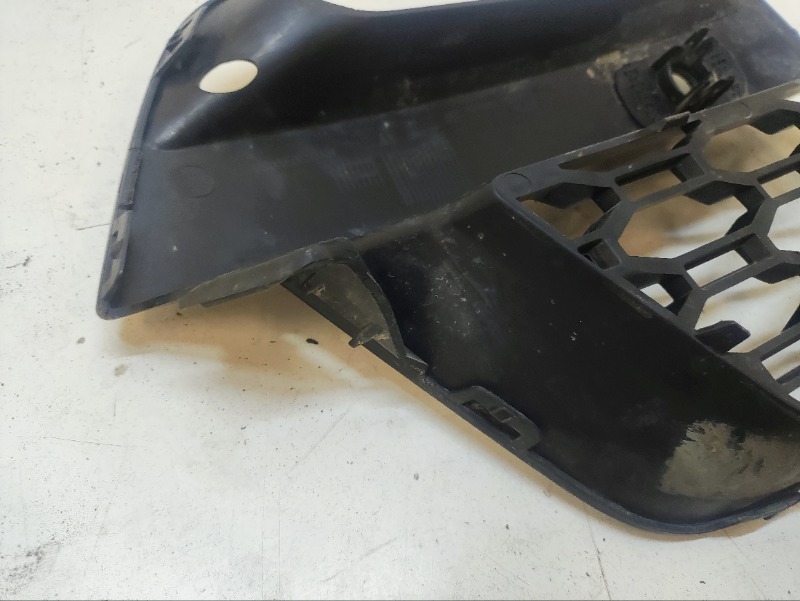 Рамка противотуманной фары правой