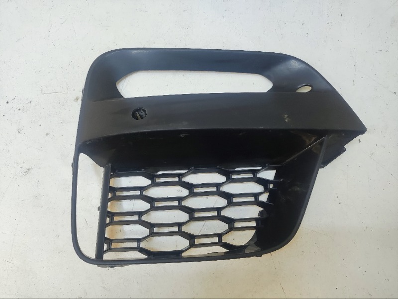 Рамка противотуманной фары правой