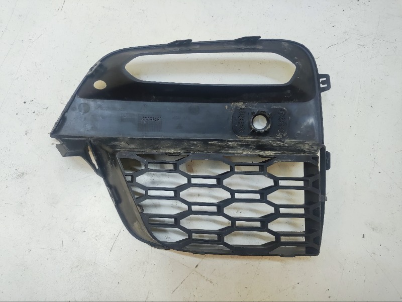 Рамка противотуманной фары правой