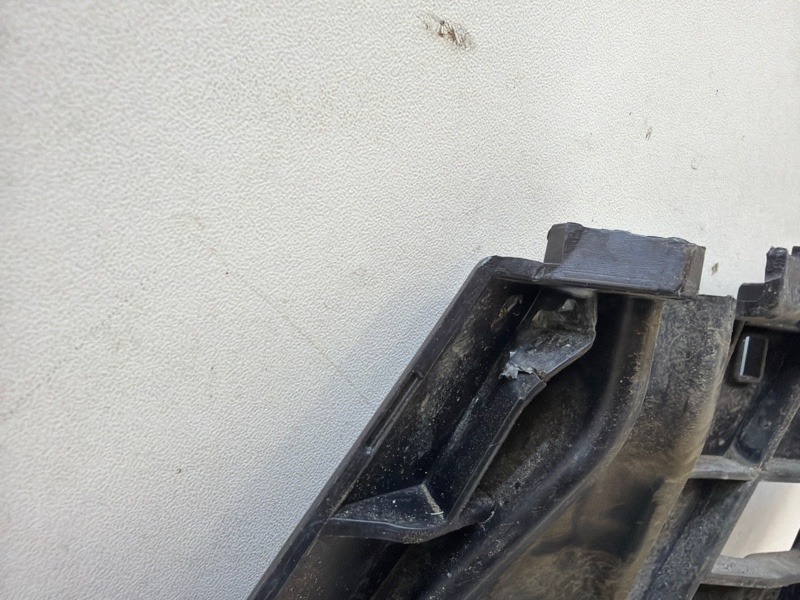 Кронштейн переднего бампера правый