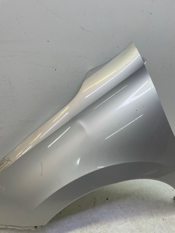 Крыло переднее правое