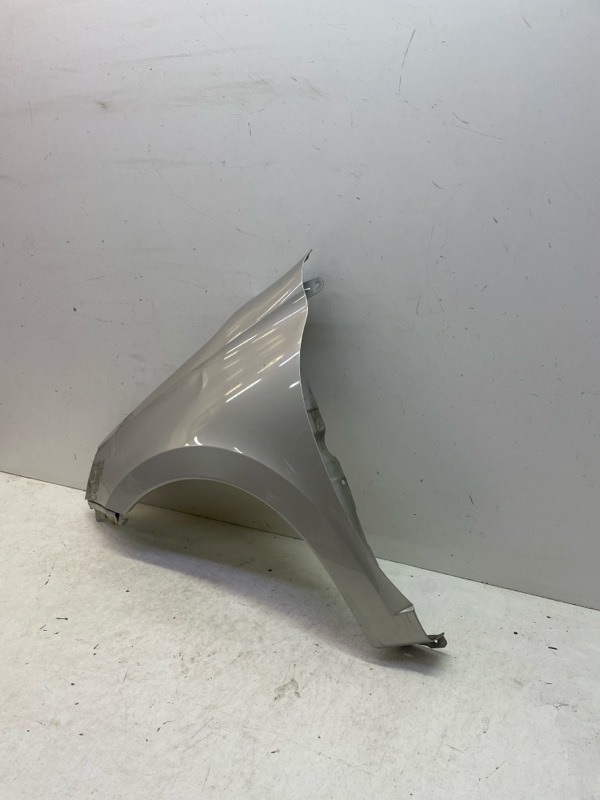 Крыло переднее правое