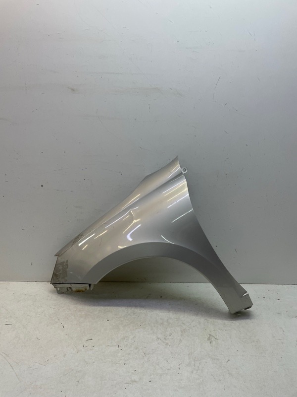 Крыло переднее правое