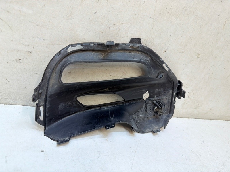 Рамка противотуманной фары левой