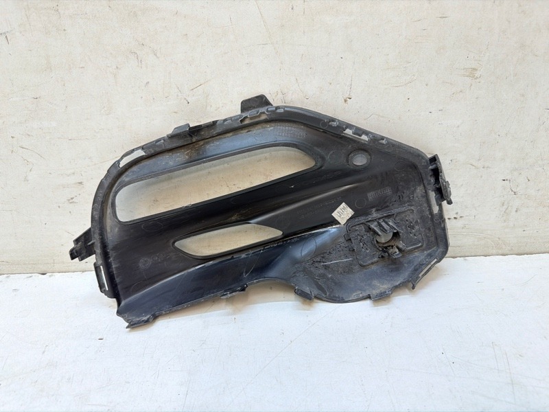 Рамка противотуманной фары левой