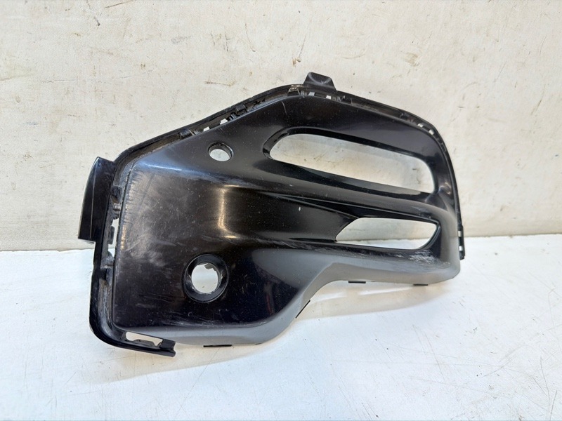 Рамка противотуманной фары левой