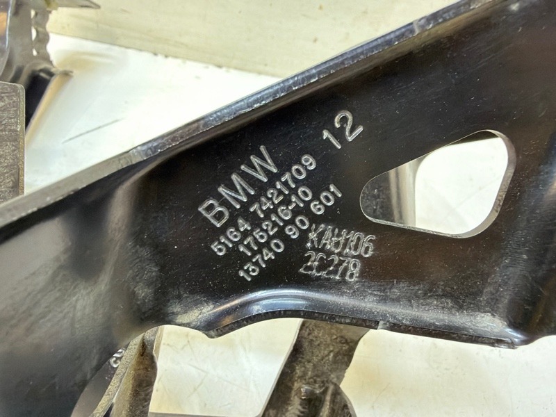 Кронштейн фар левый