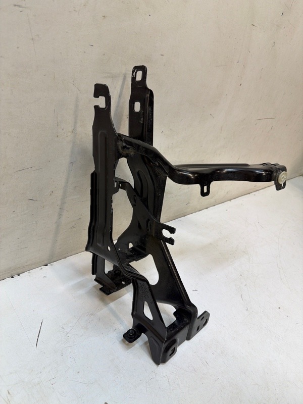 Кронштейн фар левый